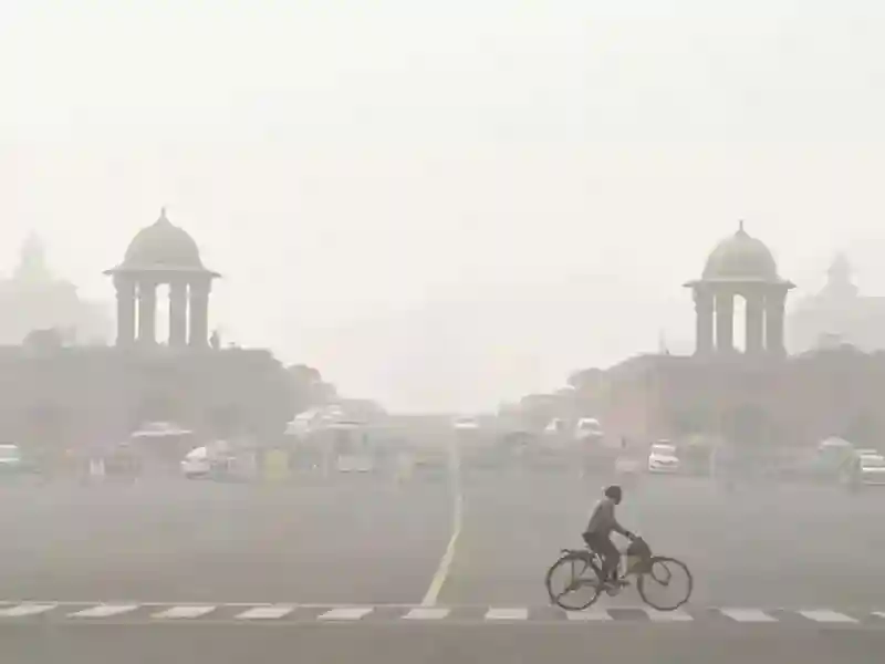 A measurement was taken which showed that the PM 2.5 level reached 138. According to the IMD, Monday will see a high temperature of 29.1°C with light fog expected. Experts stressed the significance of enacting strategies to control pollution.