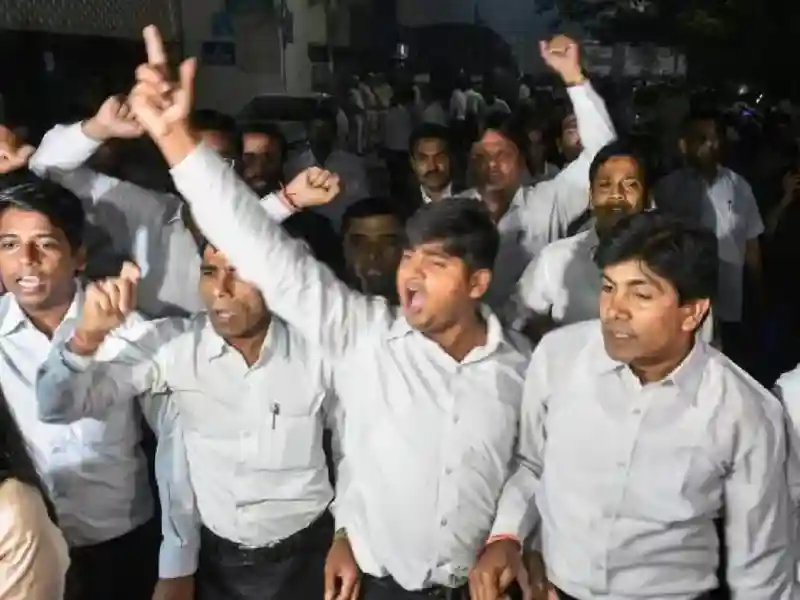 All lawyers in Uttar Pradesh will go on strike, courts will close indefinitely.