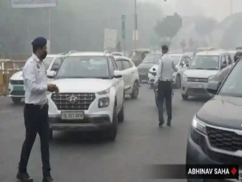 Delhi traffic police check at Delhi Noida Border as BS III Petrol and BS IV diesel vehicles are restricted in the National Capital, on Monday.