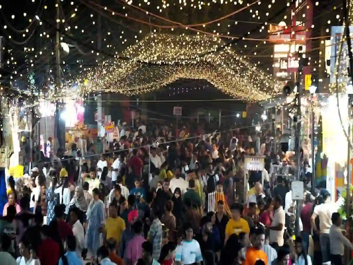 A Crowded In Delhi Ahead Of The Diwali Festival On Monday, October 28, 2024.