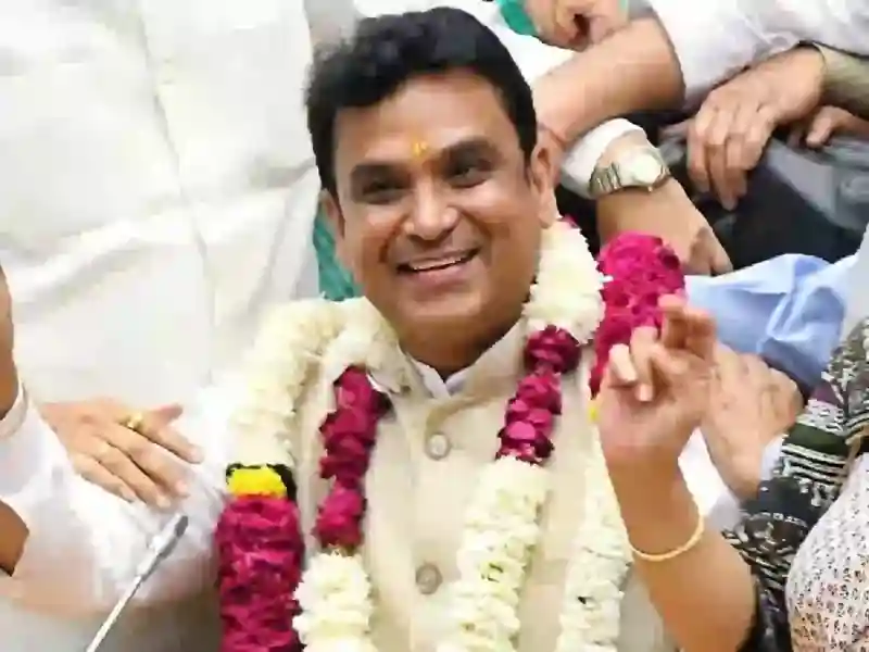 Mahesh Khinchi won the mayor position with 260 valid votes, beating Kishan Lal from BJP by only three votes.