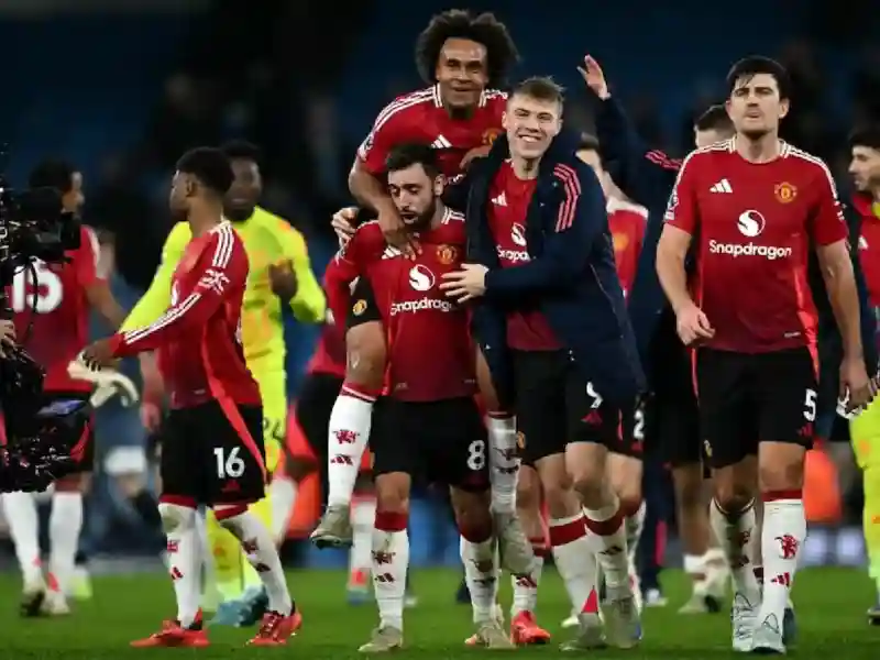 Manchester United defeat Manchester City in Premier League