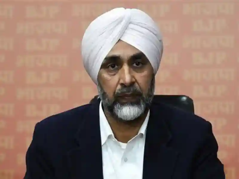 Manpreet Singh Badal mentioned PM Modi's directive to avoid shooting at farmers during the protest at Red Fort.