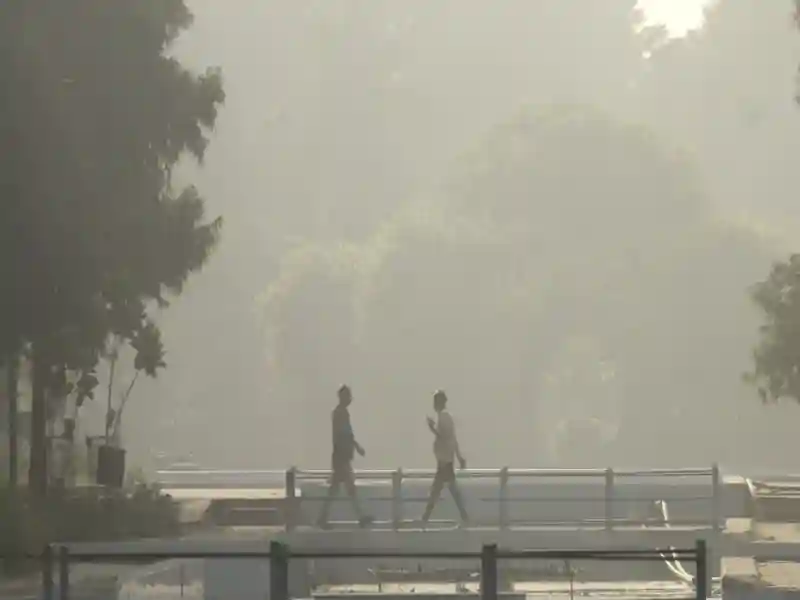 New Delhi: Vehicles Ply On The Nh-24 Amid Smog, In New Delhi. (Source: Pti)