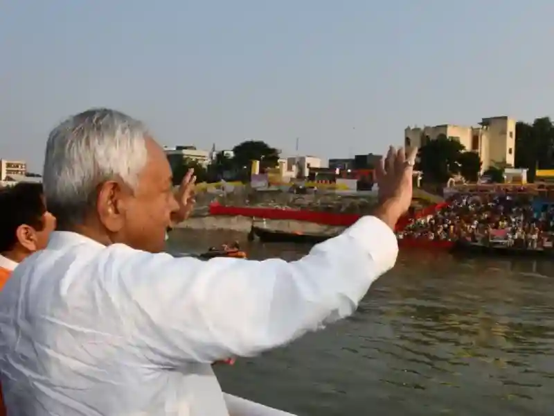 Nitish Kumar visited Chhath Ghats, honoring worshippers along Ganga river.