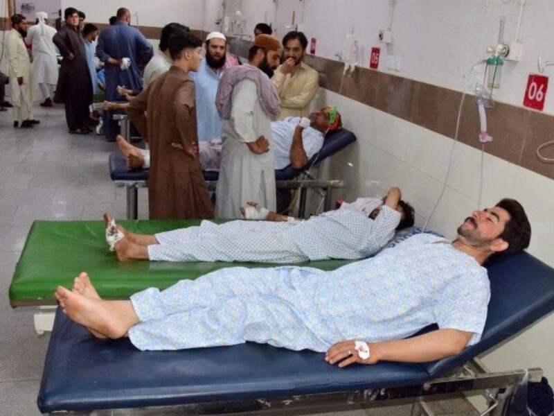 Injured victims of roadside bomb blast in the southwestern Pakistani town of Pishin receive treatment at a hospital in Quetta, August 24