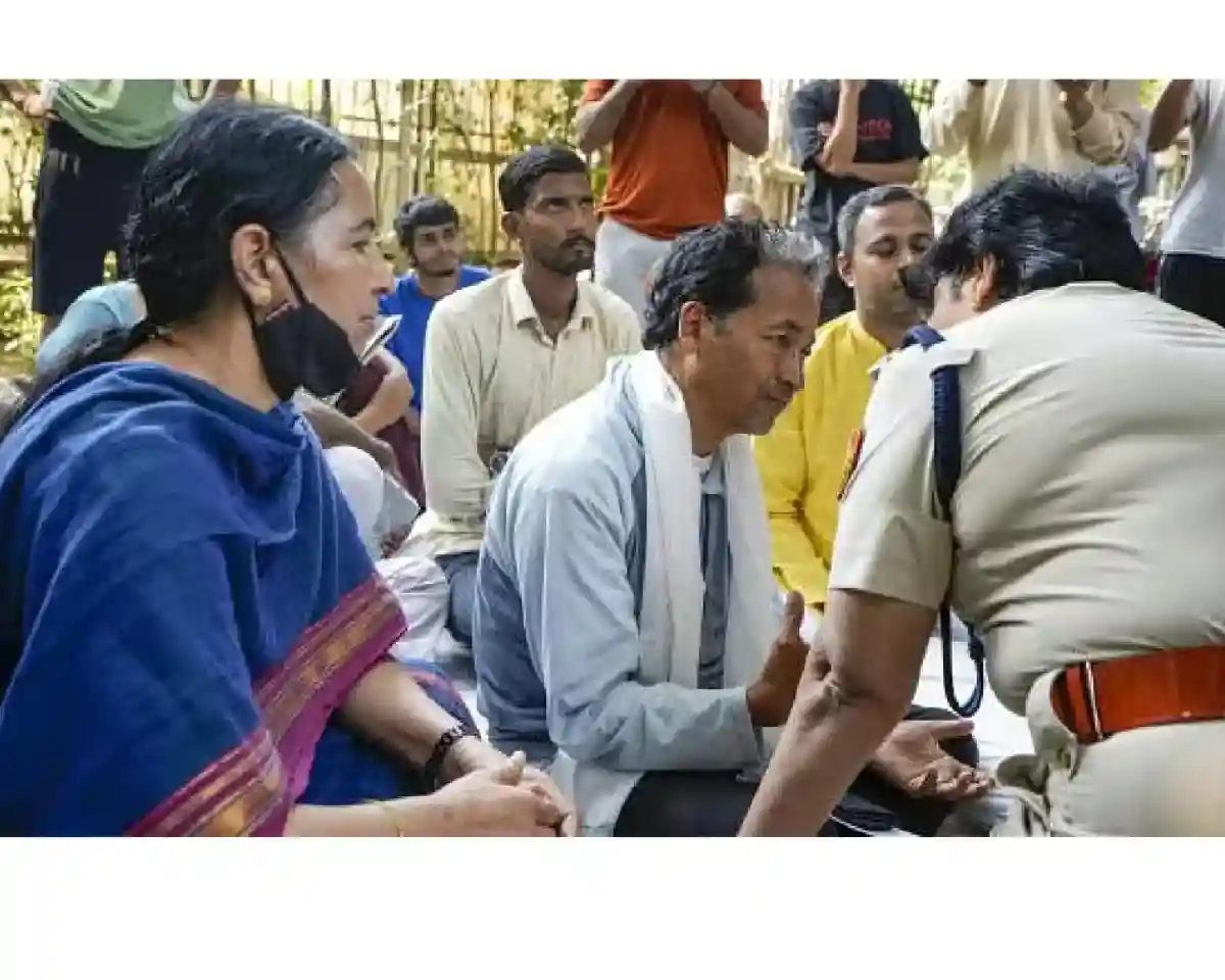 Cop Speaks With Climate Activist Sonam Wangchuk Advocating For Ladakh'S Inclusion In Indian Constitution'S Sixth Schedule.