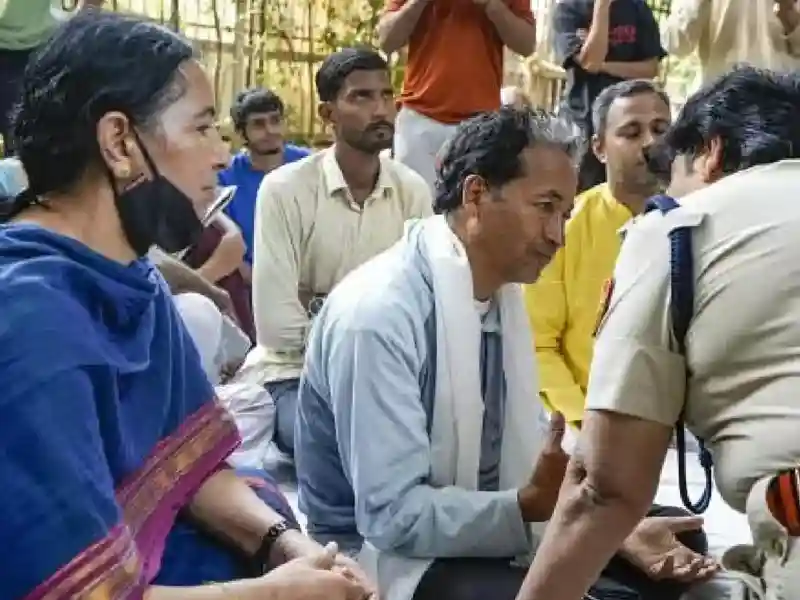 Cop speaks with climate activist Sonam Wangchuk advocating for Ladakh's inclusion in Indian constitution's Sixth Schedule.