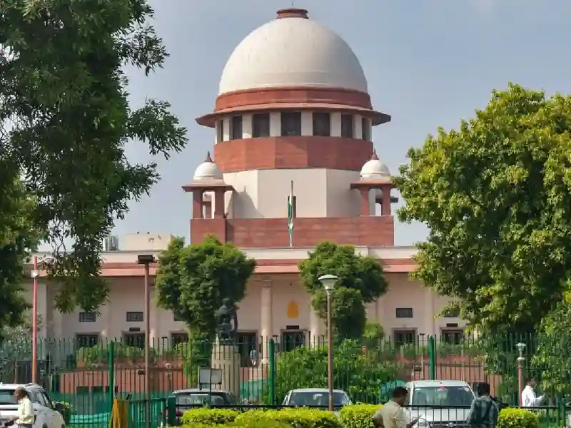 Delhi government criticized for not enforcing GRAP rules; Supreme Court appoints group of 13 lawyers to ensure proper implementation of regulations.