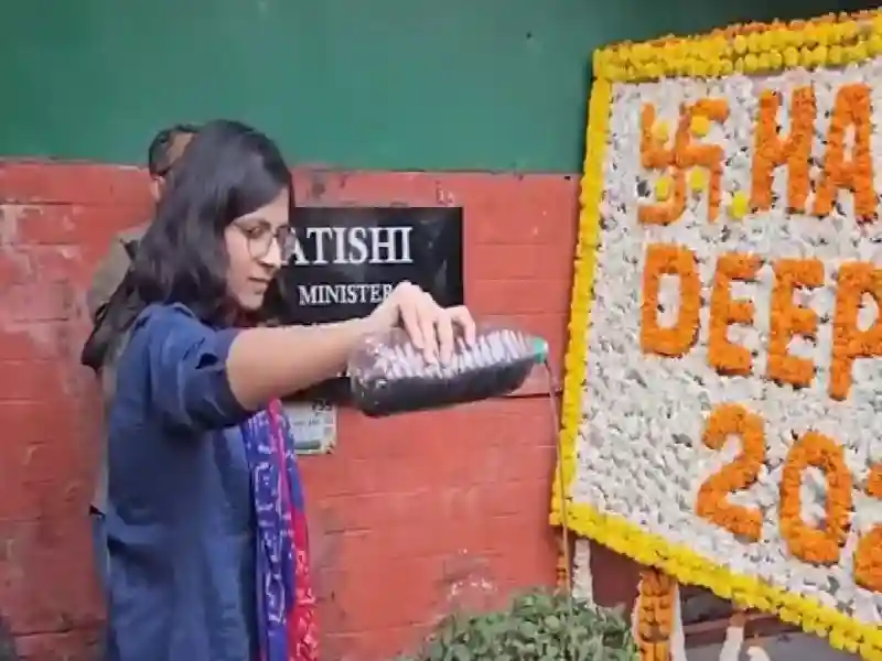 Swati Maliwal, in full public display, spilt polluted water outside the residence of Delhi Chief Minister Atishi.