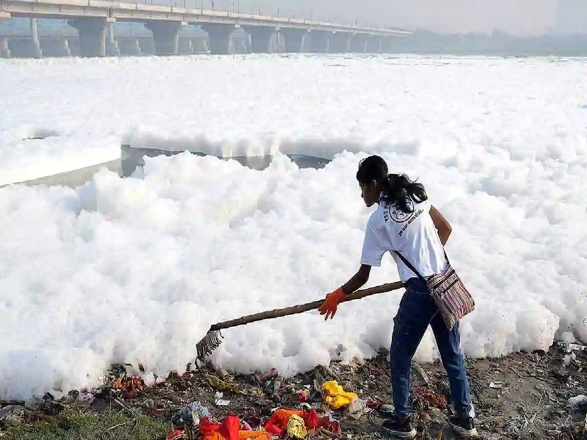 Toxic Foam Accumulation In The Yamuna.