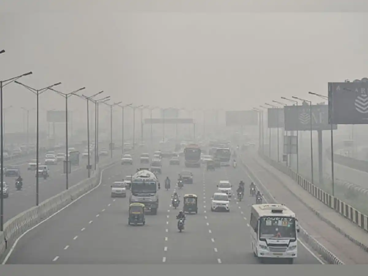 Delhi Suffocating Due To Pollution, Causing Breathing Problems.